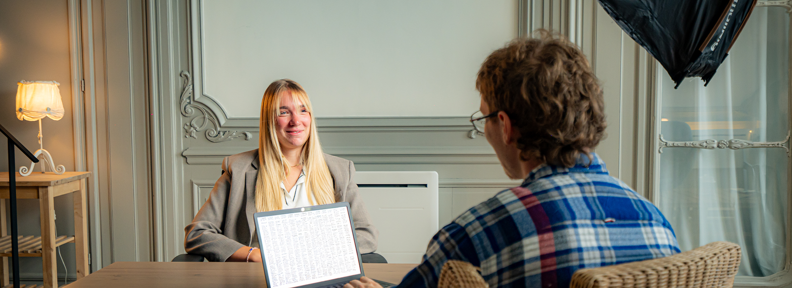 Hero Gaëtan Peugnet, community manager freelance, en réunion avec un client PME à Lille